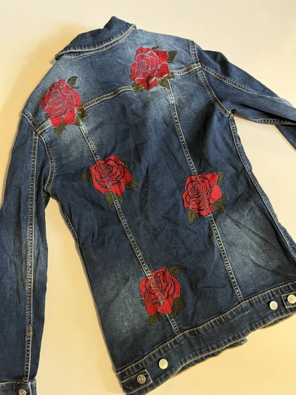 Small Lularoe Jaxon long jean jacket, blue with embroidered red roses - Picture 2 of 3